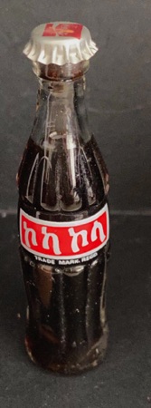 M06005-1 € 8,00 coca cola mini flesje vreemde taal.jpeg